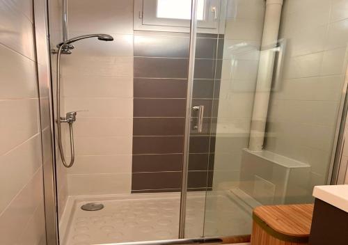 eine Dusche mit Glastür im Bad in der Unterkunft Le Minimes-Studio Proche - Self check-In & Parking privée in Toulouse