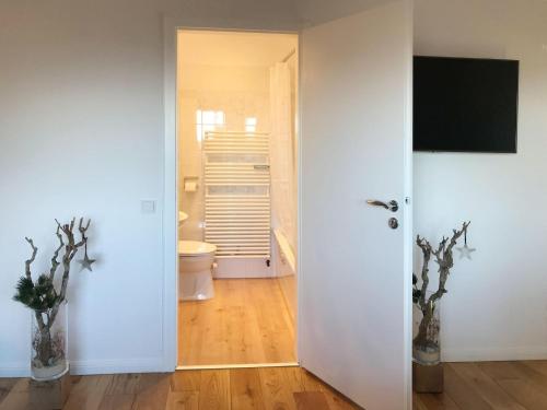ein leeres Zimmer mit WC und Flur in der Unterkunft Ocean-View, Holiday Apartment Sylt in Rantum