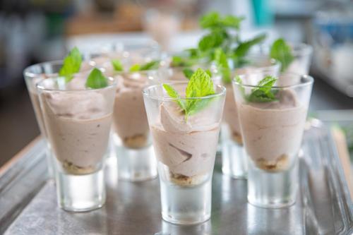 a group of glasses filled with ice cream and mint at Bagińscy Spa in Pobierowo