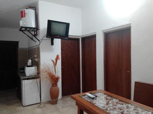 sala de estar con pecera y TV en El Viejo Carreton en Villa Unión