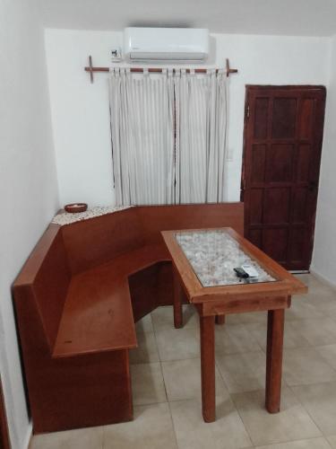 Habitación con escritorio de madera y mesa. en El Viejo Carreton en Villa Unión