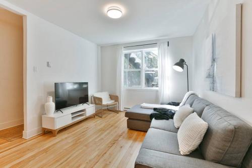 Lovely 1BR Only 5mins from Laurier Metro