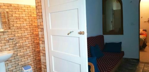Bilik mandi di HabuHeritageHomeStayInLuxor