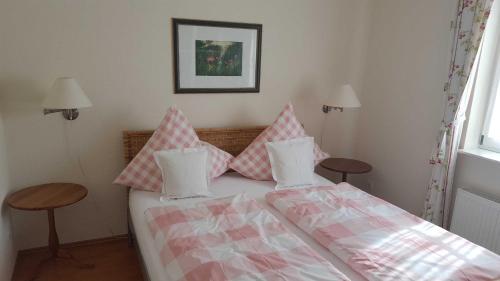LautertalにあるFerienwohnung Dornのベッドルーム1室(ピンクと白の枕が備わるベッド1台付)
