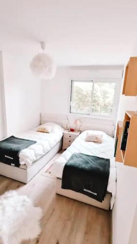 Ein Bett oder Betten in einem Zimmer der Unterkunft T3 refait à neuf /Plage/Centre/Gare/Terrasse/Pkg/wifi