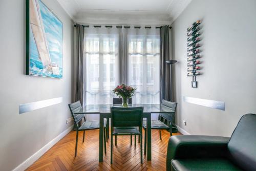 une salle à manger avec une table et des chaises en verre dans l'établissement Nice Central Art Deco Flat 45 m², à Nice