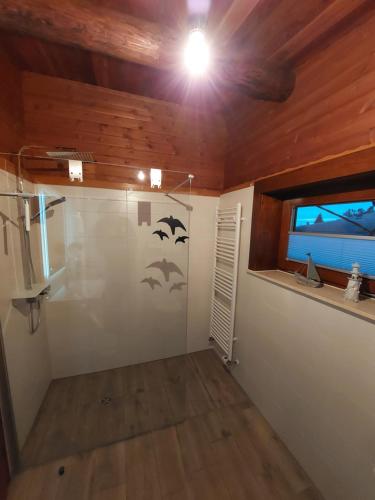 バート・ラウターベルクにあるFerienhaus BIBERCHALET und BIBERBAUの窓付きの天井とコウモリの壁が備わる客室です。
