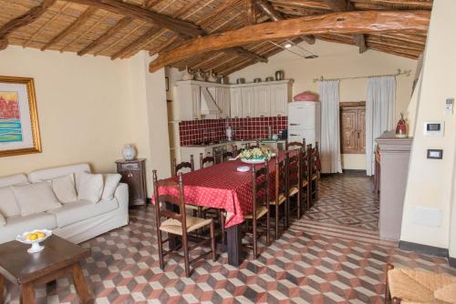 uma cozinha e sala de jantar com mesa e cadeiras em Beautiful house in Orosei em Orosei