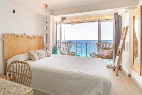 sypialnia z łóżkiem i widokiem na ocean w obiekcie Sugar Beach Boutique Studio w mieście Platja  d'Aro