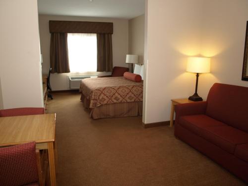 Кровать или кровати в номере Savanna Inn & Suites