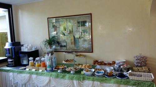 un buffet di cibi sopra un tavolo di Hotel Pigalle a Riccione