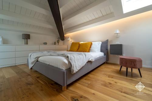 A bed or beds in a room at Suite Elios Ortigia