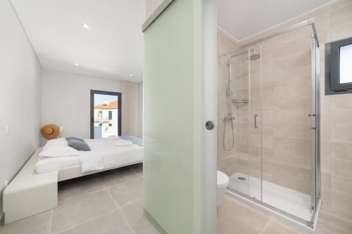 a bathroom with a shower and a bed in a room at Lagoa Views - Holiday Apartment by SCH in Foz do Arelho