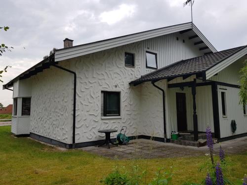 a white building with a picnic table in front of it at Ekonomirum i Karlstad 