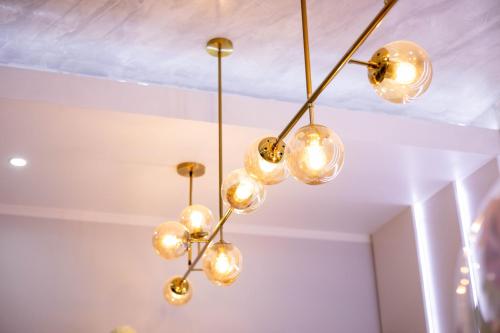 a cluster of lights hanging from a ceiling at Sonqu Tarapoto in Tarapoto