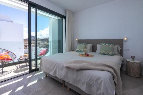 Posteľ alebo postele v izbe v ubytovaní Villa Yolo Sur Private Pool Corralejo By Holidays Home
