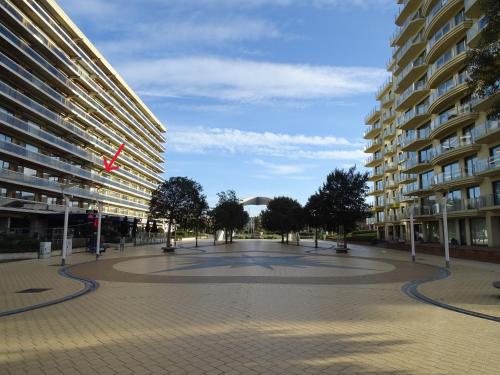 einen großen Innenhof vor einem Gebäude in der Unterkunft Cosy, zuidgerichte studio in De Panne met WiFi in De Panne