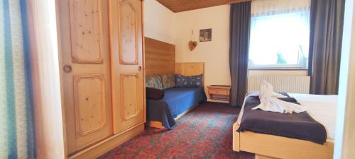 Habitación pequeña con cama y ventana en Ferienhaus Lechtaler Alpen en Bach