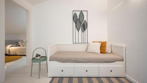 een witte slaapkamer met een bed en een tafel bij Suite vista mare in San Vincenzo