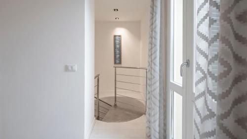 un pasillo con una escalera de caracol en una casa en Suite vista mare en San Vincenzo