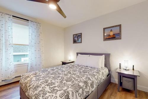1 dormitorio con cama y ventana en Golf2Beach Vacation Home, en Old Orchard Beach