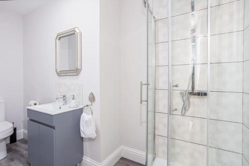 a bathroom with a shower and a sink and a toilet at Coppergate Mews Grimsby No.1 - 2 bed, 2 bath, ground floor apartment in Grimsby