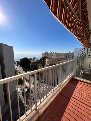 einen Balkon mit Meerblick in der Unterkunft Appartamento con vista Promenade in Nizza