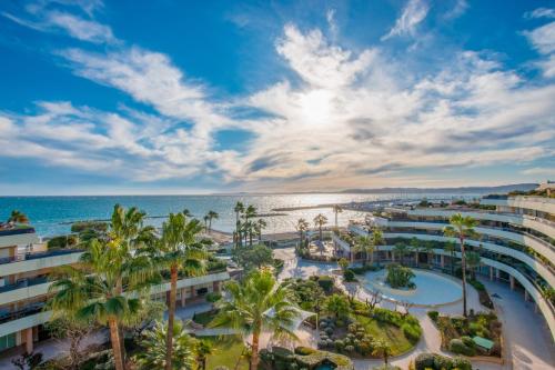 z powietrza widok na ośrodek i plażę w obiekcie Holiday Inn Nice - Port St Laurent, an IHG Hotel w mieście Saint-Laurent-du-Var