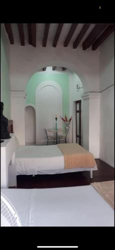 een slaapkamer met een groot bed en een tafel bij Departamento en Centro de Querétaro in Querétaro