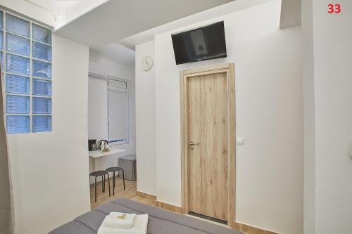 雅典的住宿－ATHENS COMMERCIAL，一间设有门的房间,墙上配有电视