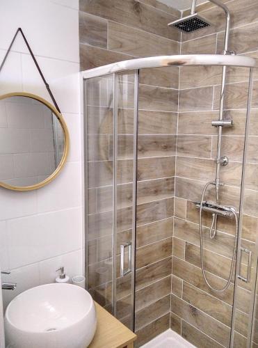 une salle de bain avec une douche avec des toilettes et un lavabo dans l'établissement Résidence Le Roseland, à Juan-les-Pins