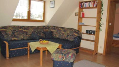 ein Wohnzimmer mit einem Sofa und einem Tisch in der Unterkunft Ferienhof Christmann in Mossautal