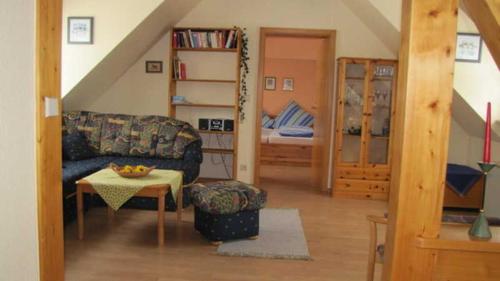 een woonkamer met een bank en een tafel bij Ferienhof Christmann in Mossautal