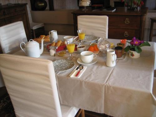 Les pierres blanches في Bonneuil-Matours: طاولة بيضاء عليها طعام ومشروبات