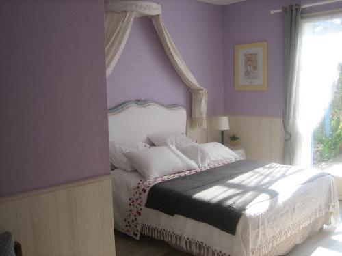 Bonneuil-MatoursにあるLes pierres blanchesのベッドルーム(天蓋付き白いベッド1台付)