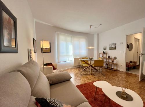 Angliru 1 Suite في Castandiello: غرفة معيشة مع أريكة وطاولة