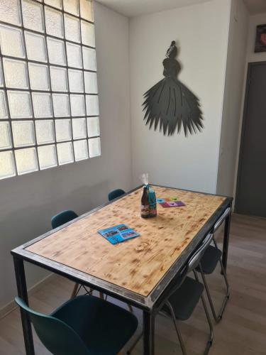 - une table avec des chaises dans une chambre avec des fenêtres dans l'établissement Mireio Arles centre climatisé 1 à 6 personnes Appartement, à Arles