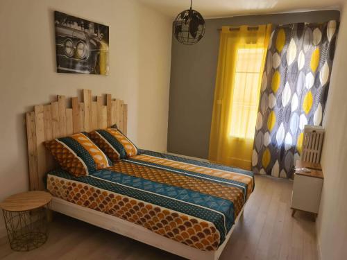 1 dormitorio con cama y ventana en Mireio Arles centre climatisé 1 à 6 personnes Appartement, en Arles