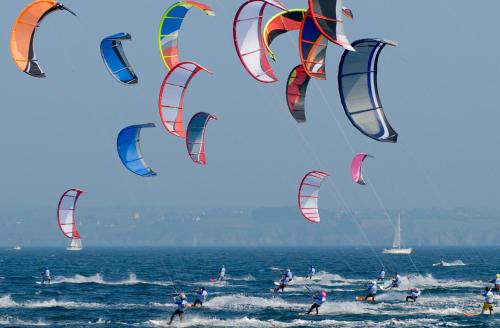 a group of people flying kites in the ocean at Hotel Jastarnia in Jastarnia