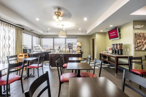 Un restaurante u otro lugar para comer en Sonesta Essential Ames