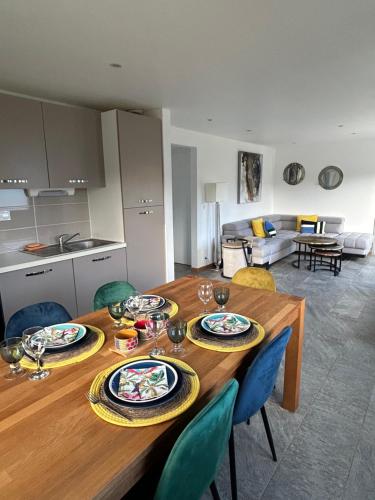 une table de salle à manger avec des assiettes de nourriture dessus dans l'établissement Le Chalet de Kervignon, à Plobannalec-Lesconil