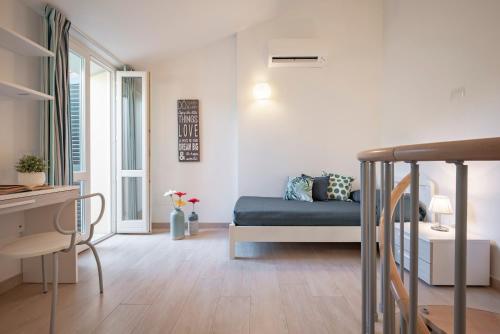 - un salon avec un lit et une table dans l'établissement Il Faro appartamenti, à San Vincenzo