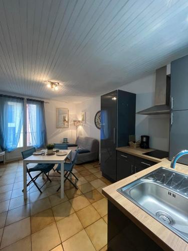 une cuisine avec une table et une salle à manger dans l'établissement 2TOAU8 Charmant studio proche plage, à Collioure