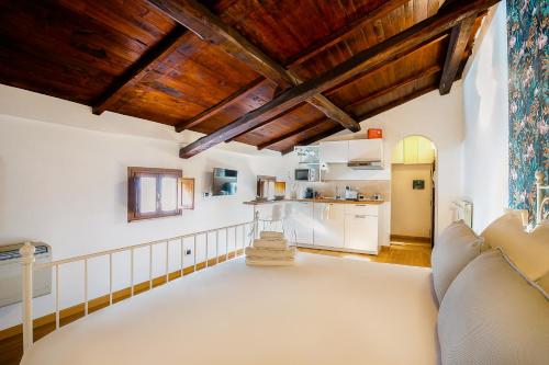 een woonkamer met witte muren en houten plafonds bij Magikrooms Muse in Rome