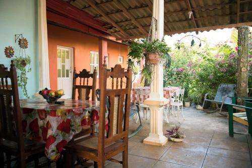 a dining room with a table and chairs on a patio at CASA COLONIAL Appartement 1 in Baracoa