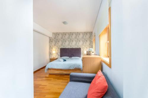 1 dormitorio con 1 cama y 1 sofá en RenovNov22Cedofeita Paradise with self check in, en Oporto