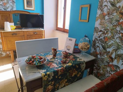 un soggiorno con tavolo e ciotola di B&B Leopardi a Montefiore dellʼAso
