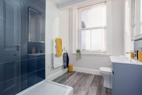 ein Badezimmer mit einer Badewanne, einem WC und einem Waschbecken in der Unterkunft Coppergate Mews Grimsby No.4 - 1 bed, 1st floor apartment in Grimsby