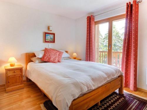 een slaapkamer met een groot bed en een raam bij Chalet Collons 1850 in Les Collons