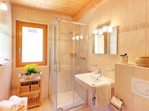 een badkamer met een glazen douche en een wastafel bij Chalet Collons 1850 in Les Collons